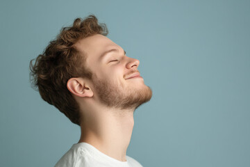 Obraz premium A close up of a man's face with his eyes closed