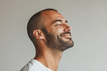 Obraz premium A close up of a man's face with his eyes closed