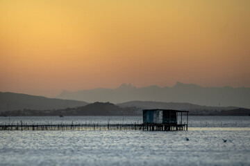 Por do sol nas montanhas e a praia 