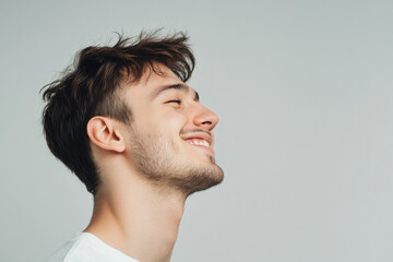 Obraz premium A close up of a man's face with his eyes closed