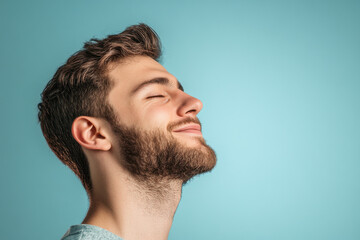 Obraz premium A close up of a man's face with his eyes closed