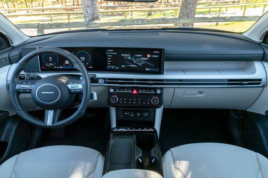 Hyundai Tucson HTRAC 1.6T is a compact SUV equipped with a 1.6-liter turbocharged engine.