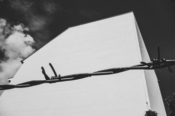 Stacheldraht vor Haus