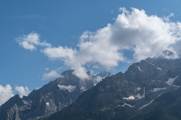 Des sommets de montagnes dans les Hautes Alpes