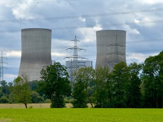 Kühltürme und Stromleitungen an einem Atomkraftwerk bei Hamm in Westfalen, Energiepolitik,...