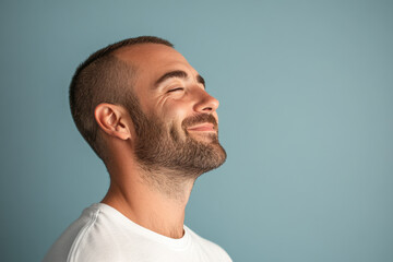 Obraz premium A close up of a man's face with his eyes closed