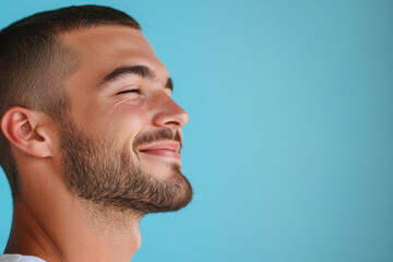 Obraz premium A close up of a man's face with his eyes closed
