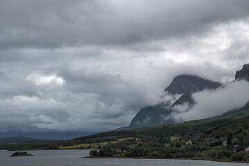 Gewitterwolken am Lyngenfjord in Norwegen