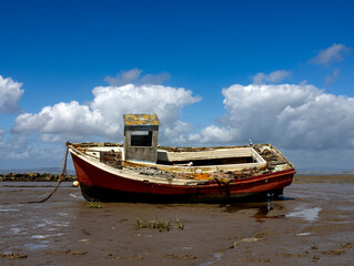 Obraz premium boat on the Morecambe beach