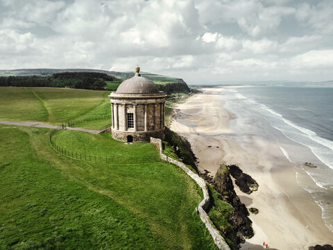 Mussenden Tempel ein kleines kreisrundes Geb&auml;ude oben auf der Kliffk&uuml;ste hoch &uuml;ber dem Atlantik in der N&auml;he von Castlerock im County Londonderry in Nordirland
