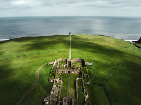 Mussenden Tempel ein kleines kreisrundes Geb&auml;ude oben auf der Kliffk&uuml;ste hoch &uuml;ber dem Atlantik in der N&auml;he von Castlerock im County Londonderry in Nordirland