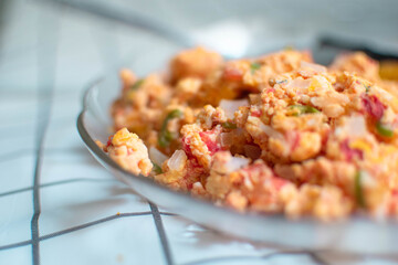Plato de huevos revueltos con vegetales mexicanos 
