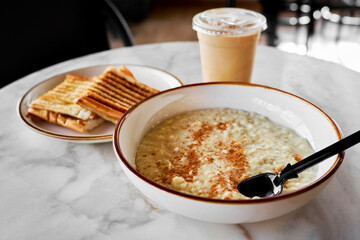 Oatmeal with cinnamon