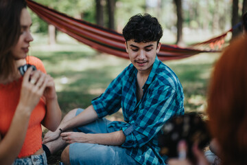 Naklejka premium A group of friends relaxing in a sunny park, enjoying conversations and leisure time together, creating a warm and joyful atmosphere surrounded by nature.