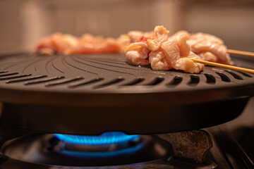 ガスコンロで熱する鉄板で焼肉　