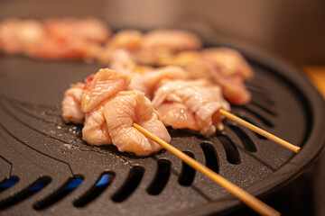 ガスコンロで熱する鉄板で焼肉　