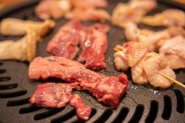 ガスコンロで熱する鉄板で焼肉　