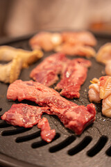 ガスコンロで熱する鉄板で焼肉　