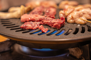 ガスコンロで熱する鉄板で焼肉　
