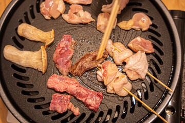 ガスコンロで熱する鉄板で焼肉　