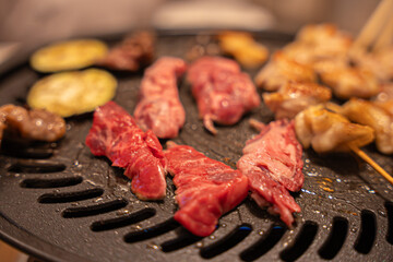 ガスコンロで熱する鉄板で焼肉　