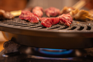 ガスコンロで熱する鉄板で焼肉　