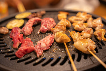 ガスコンロで熱する鉄板で焼肉　