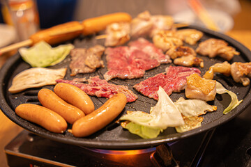 ガスコンロで熱する鉄板で焼肉　