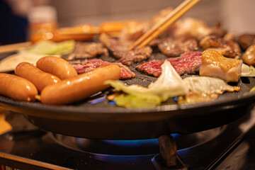 ガスコンロで熱する鉄板で焼肉　