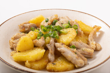 鶏せせりとじゃがいものバター醤油炒め