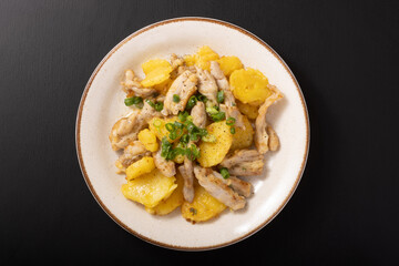 鶏せせりとじゃがいものバター醤油炒め