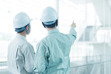 現場を確認する作業員の後ろ姿