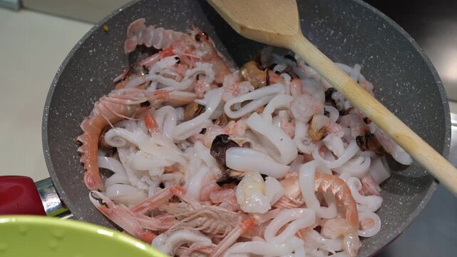 preparazione frutti di mare per piatto di pasta nella padella