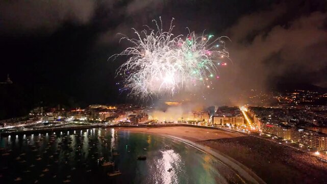 Donostia San Sebasti&aacute;n, bah&iacute;a de la Concha en Semana Grande con los fuegos artificiales.  Clip12