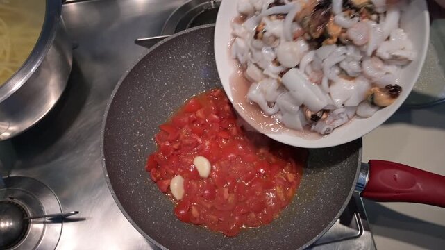 preparazione frutti di mare per piatto di pasta nella padella