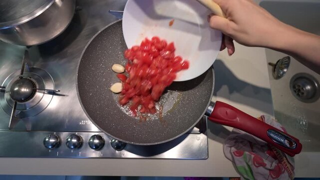 padella con aglio e pomodoro in cucina