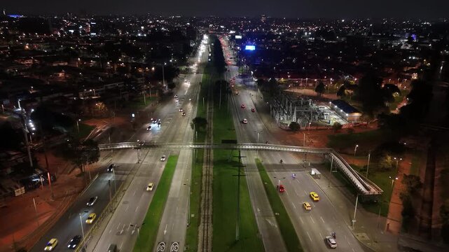 Carrera 30 en Bogot&aacute;, Colombia en la noche con carros circulando, yendo al sur por la carrera 30.