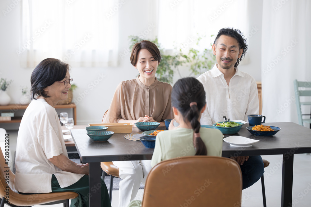 Canvas Prints 家のダイニングで食事をする3世代家族の食卓風景　祖母と母と父と娘