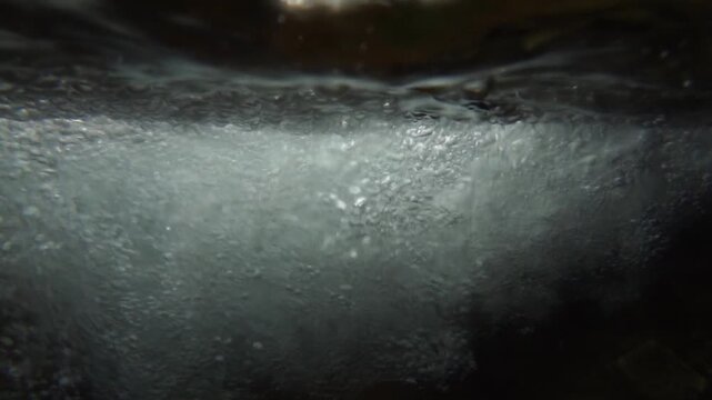 泡立つ渓流の水中映像　スローモーション