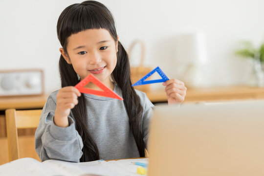 パソコンでオンライン学習をする女の子