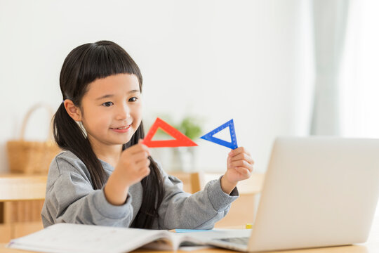 パソコンでオンライン学習をする女の子