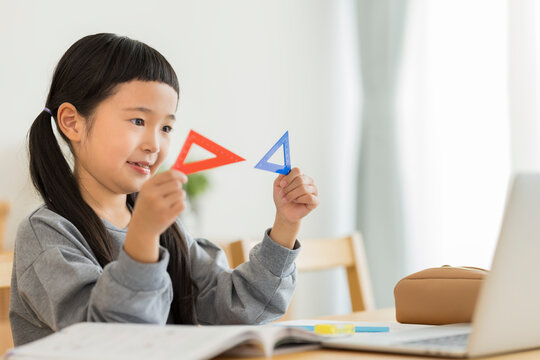 パソコンでオンライン学習をする女の子