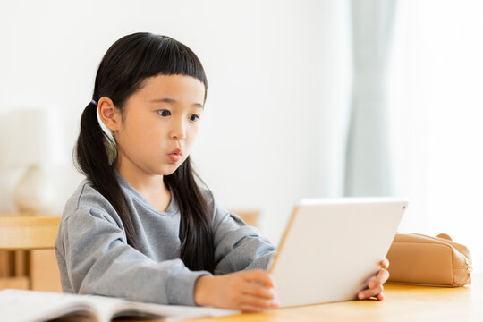 タブレットPCで学習する女の子