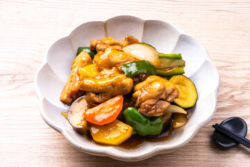 鶏と夏野菜の黒酢餡掛け