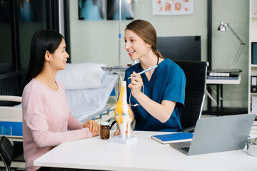 Naklejka premium Medical expertise and patient care through anatomical models. Visualize healthcare concepts with a focus on anatomy, guidance, and professional consultation. 