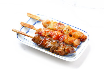 おいしそうな焼き鳥の盛り合わせ（ネギマ、もも、レバー）
