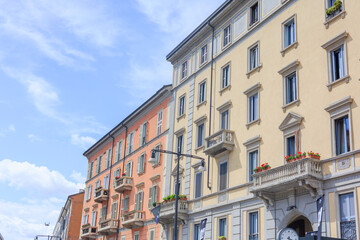 Fototapeta premium 青空に映えるイタリアのパステルカラーの壁の建物