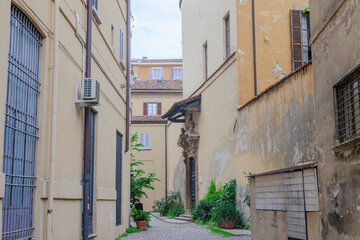 Fototapeta premium イタリア・ミラノの住宅の裏の細道