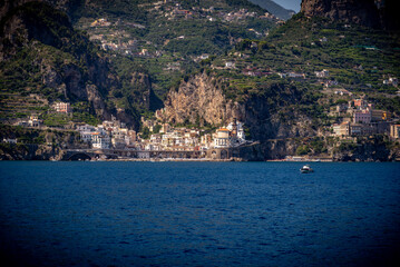 Vista de la costa de Amalfi de Italia durante un día soleado.