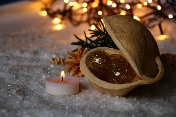 weihnachtsdeko im schnee kerze,